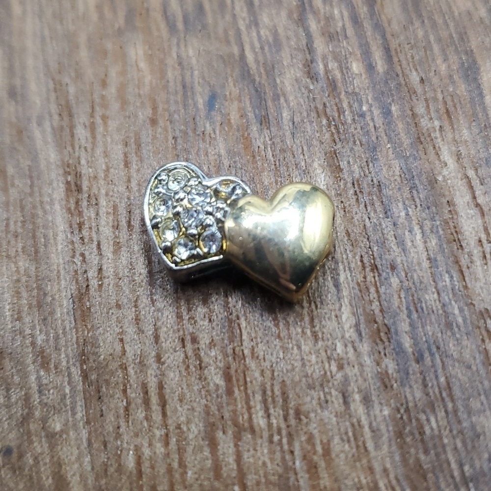 Twin‎ hearts charm